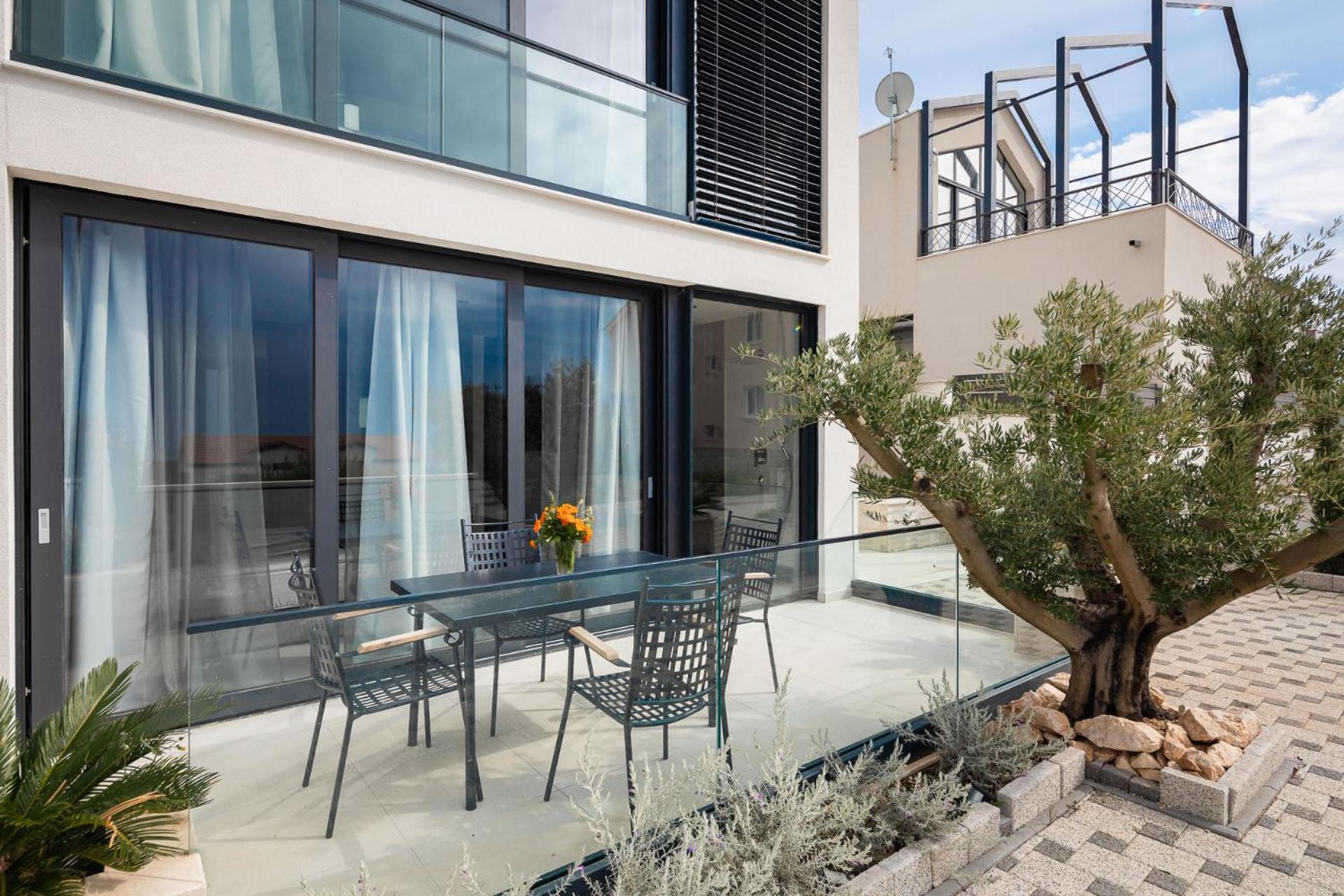 Royale With Pool Apartment