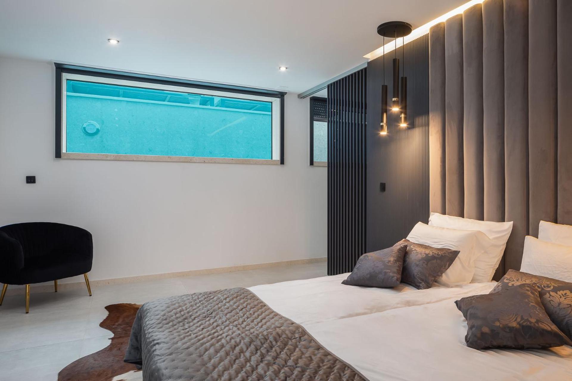 Royale With Pool Apartment *