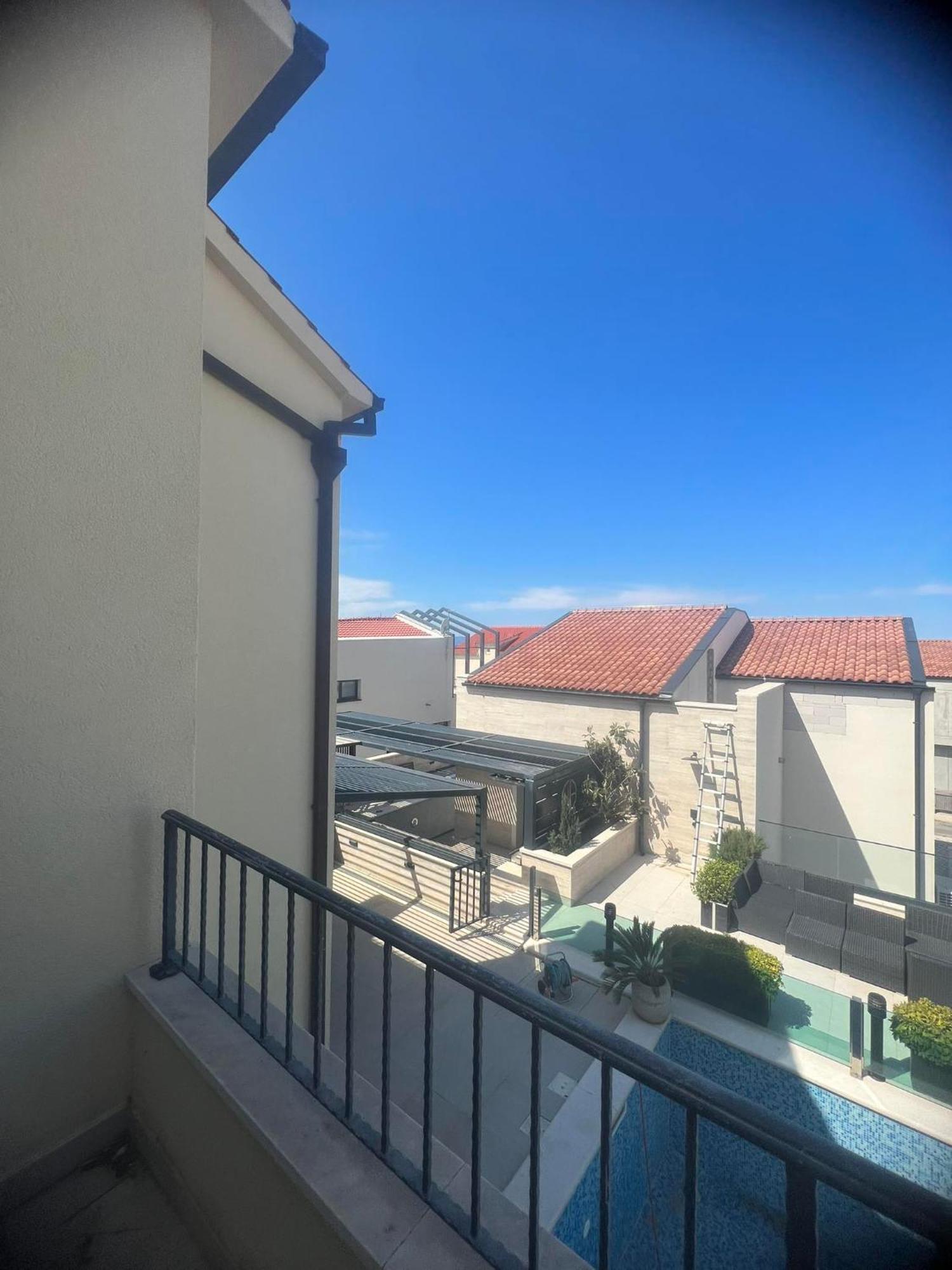 Royale With Pool Apartment