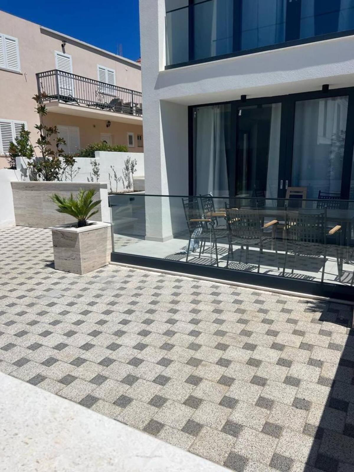Royale With Pool Apartment