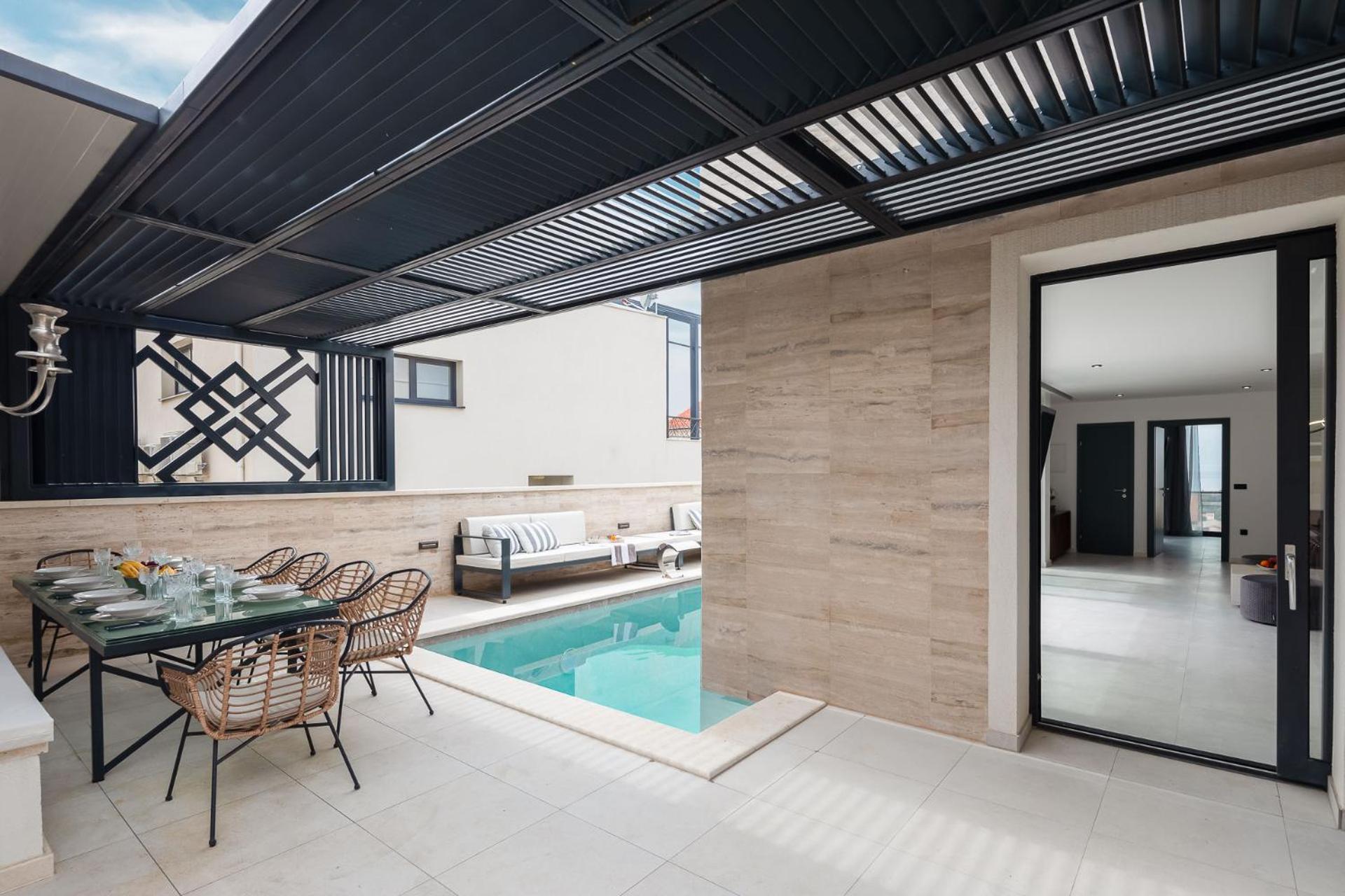 Royale With Pool Apartment