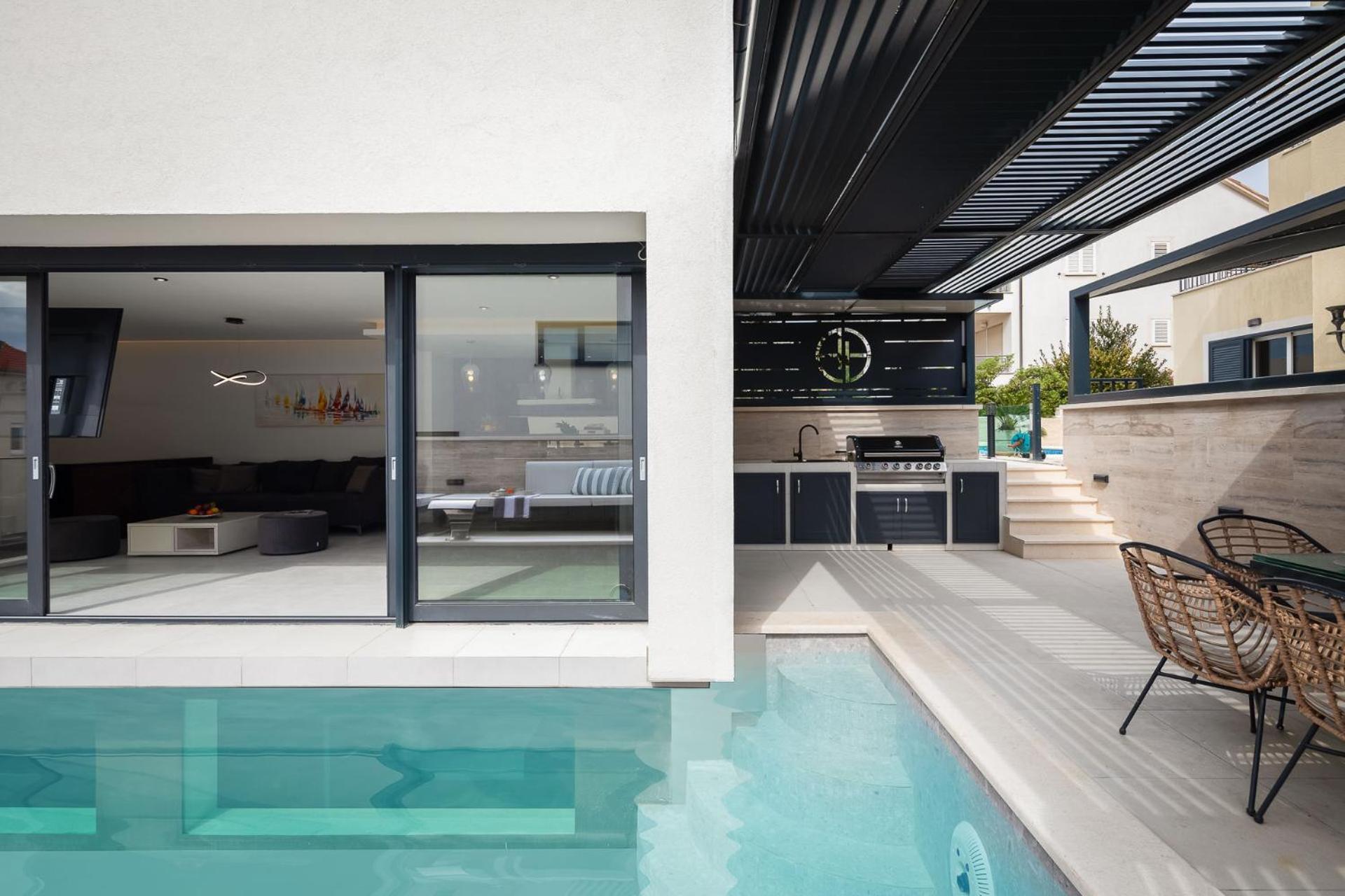 Apartment Royale With Pool