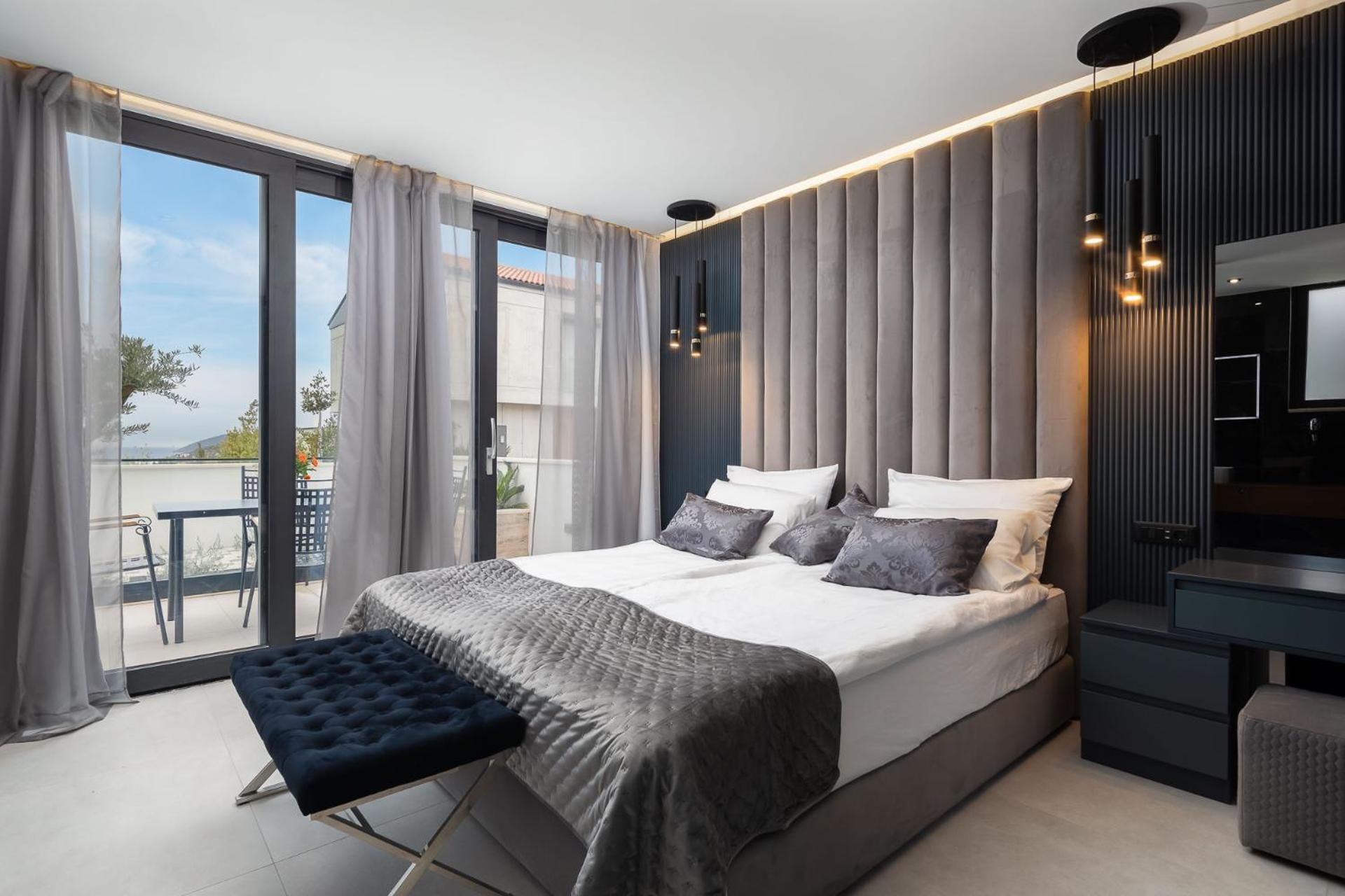 Royale With Pool Apartment