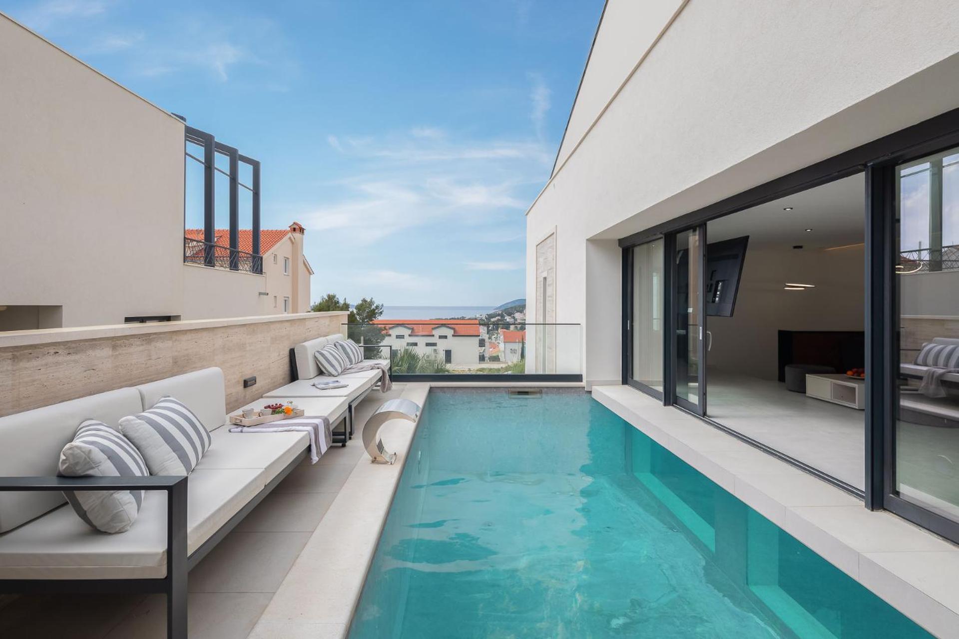 Royale With Pool Apartment *