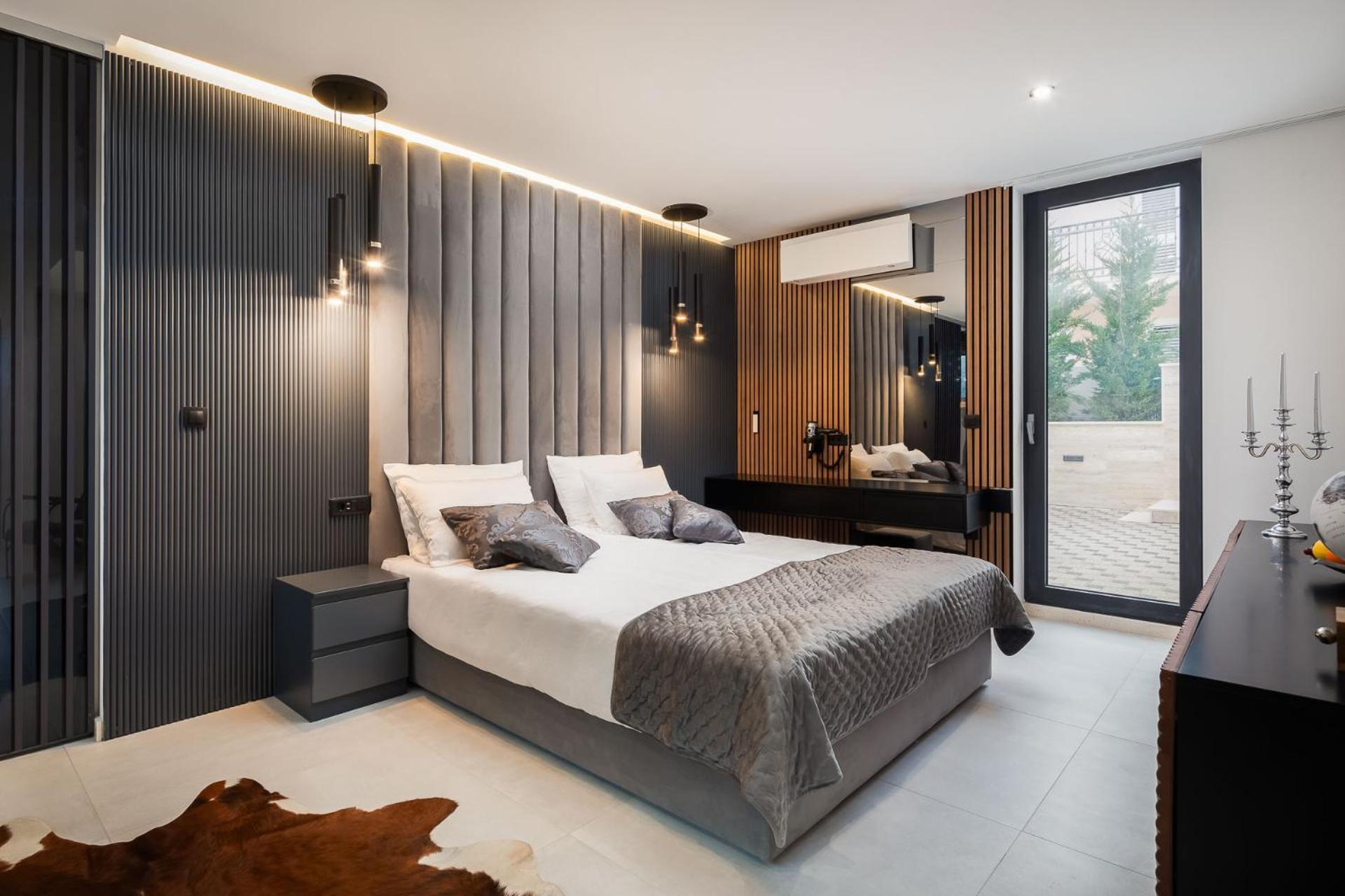 Royale With Pool Apartment